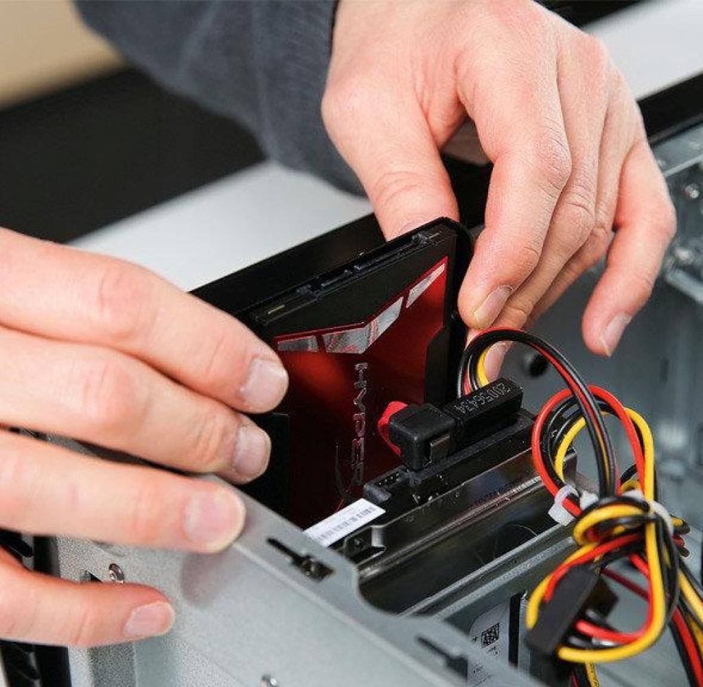 Entfernen Sie die SSD vorsichtig aus dem Computergehäuse.
Überprüfen Sie die SSD auf sichtbare Schäden wie gebrochene Anschlüsse oder beschädigte Komponenten.