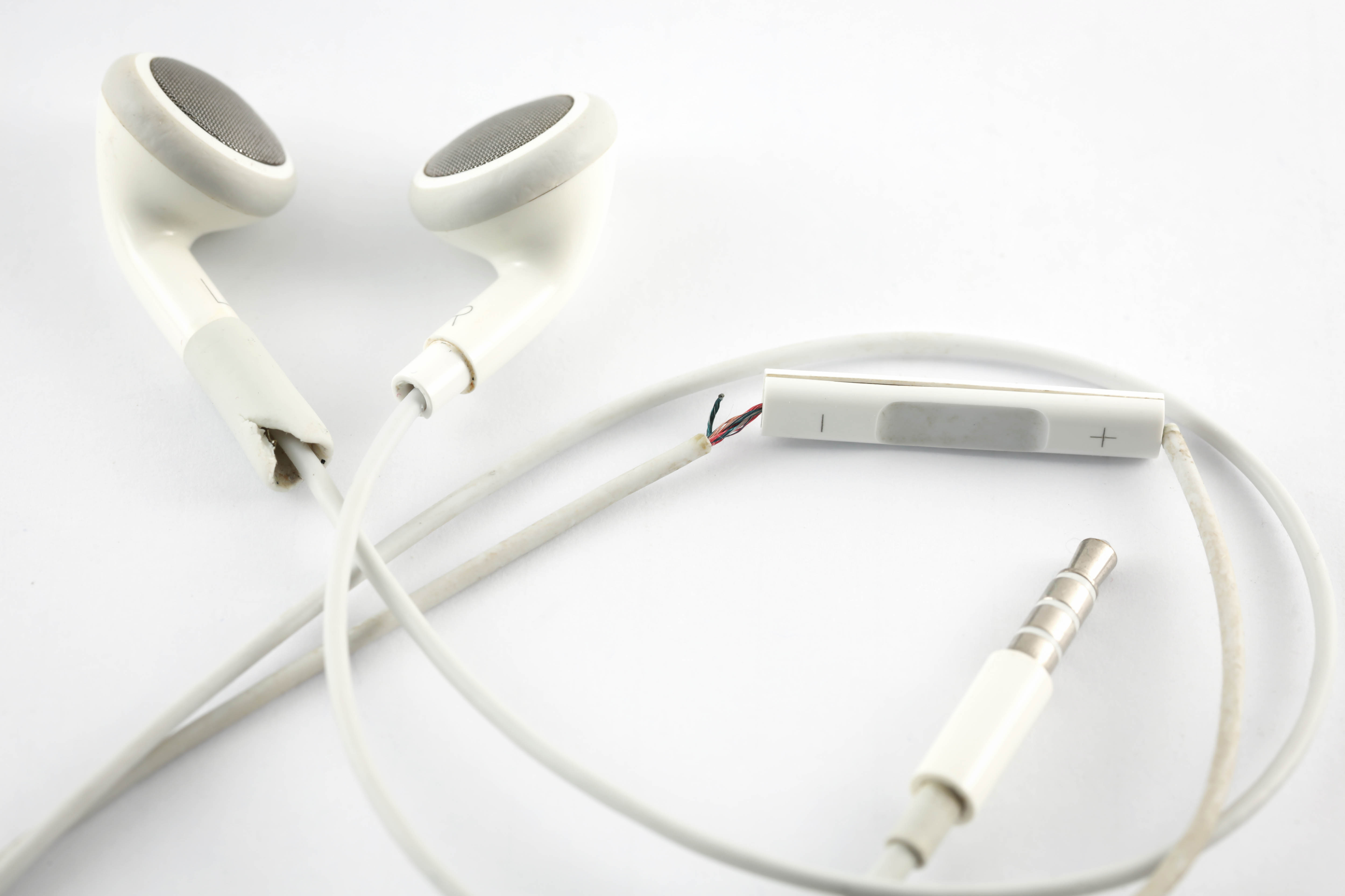 Kopfhörer-Kabel überprüfen: Stellen Sie sicher, dass das Kabel des Kopfhörers nicht beschädigt oder lose ist.
 Kopfhörer-Akku überprüfen: Wenn Ihre Kopfhörer kabellos sind, stellen Sie sicher, dass der Akku vollständig aufgeladen ist.