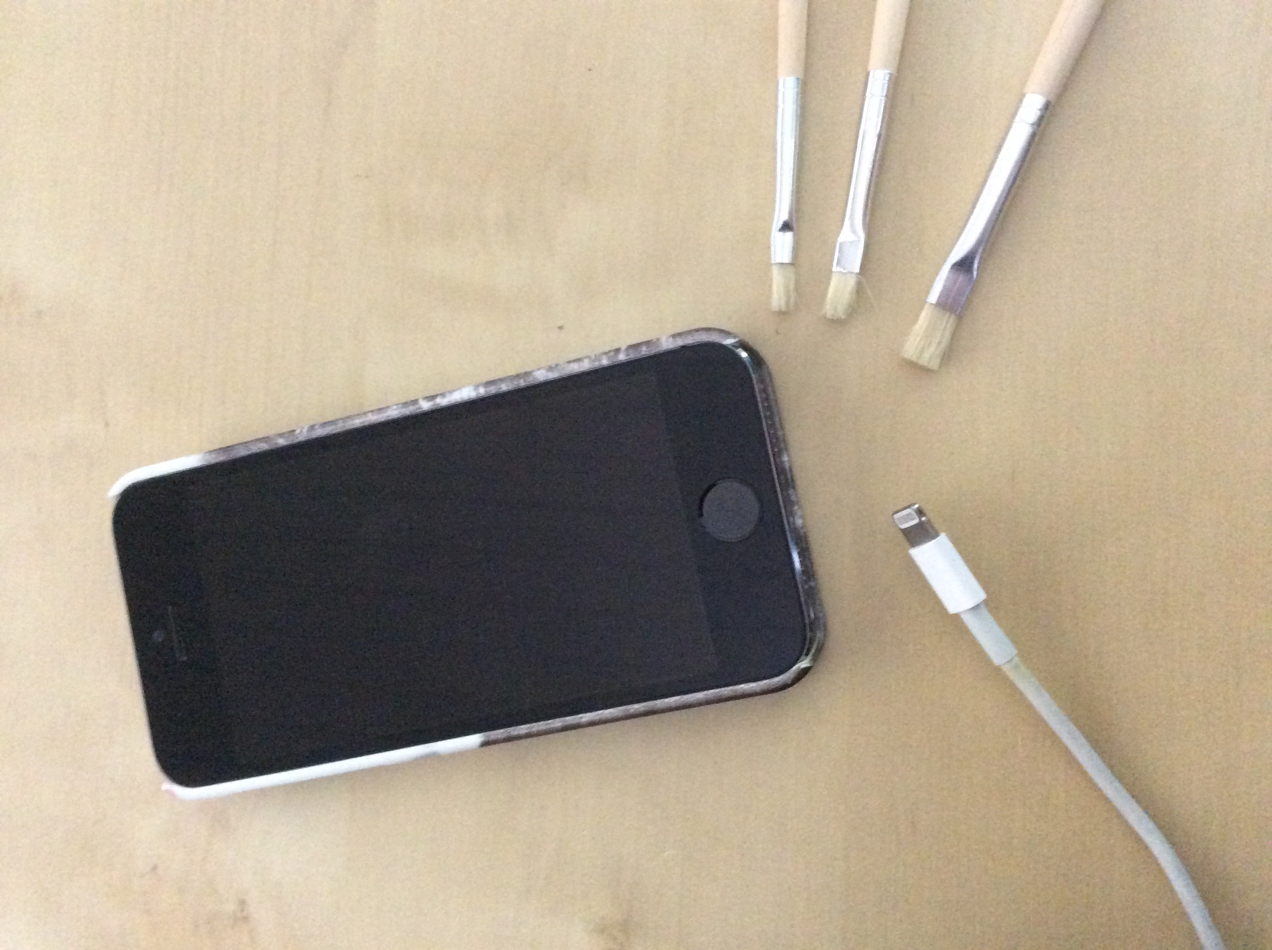 Stellen Sie sicher, dass das Kabel und der Anschluss des iPhones nicht beschädigt oder schmutzig sind. Reinigen Sie den Anschluss vorsichtig mit einem trockenen Tuch.
Verwenden Sie ein Originalkabel von Apple.