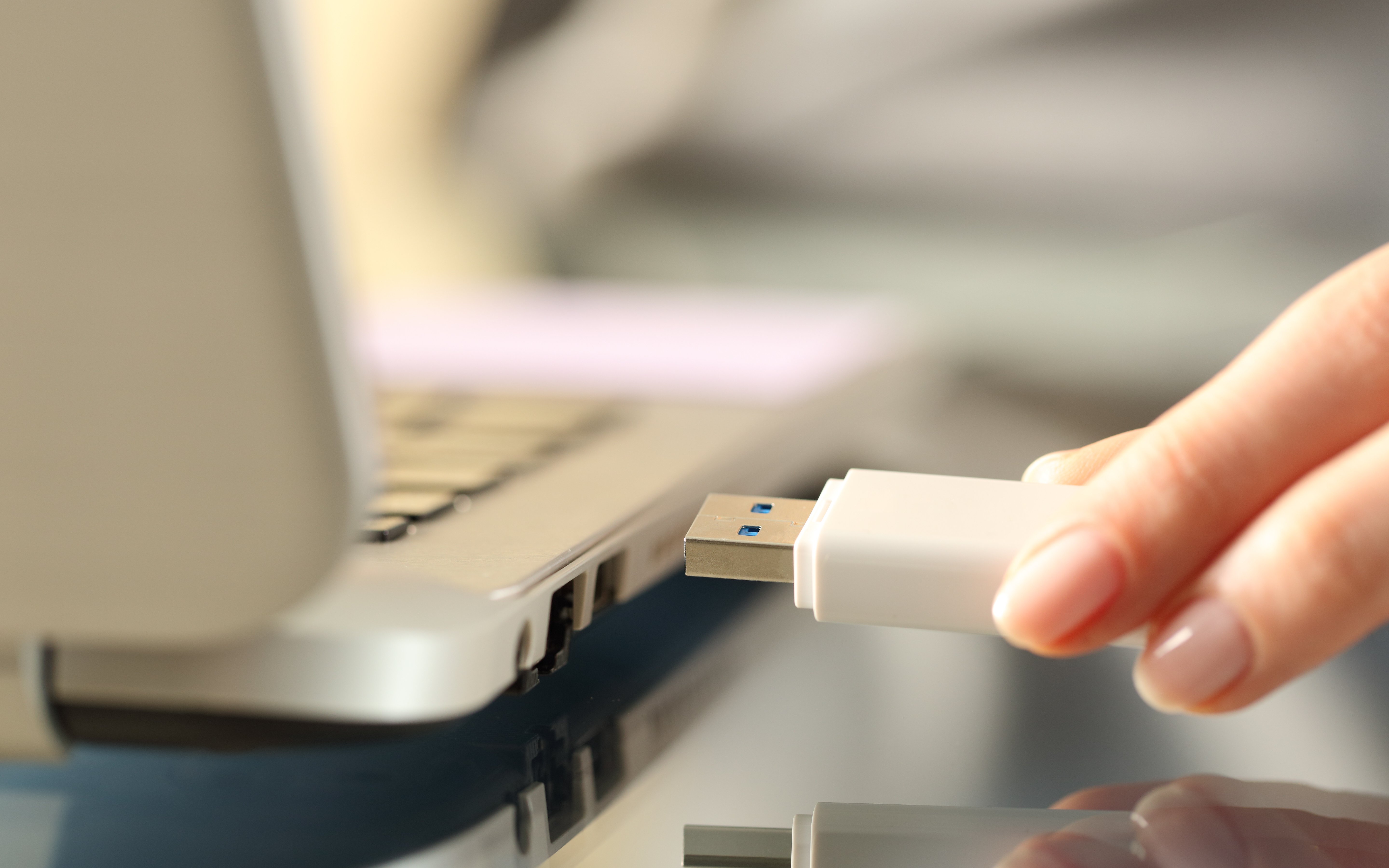Überprüfen Sie den USB-Stick an verschiedenen Geräten, um sicherzustellen, dass das Problem nicht am Computer liegt.
Testen Sie den USB-Stick an verschiedenen USB-Ports, um festzustellen, ob das Problem spezifisch für einen bestimmten Port ist.