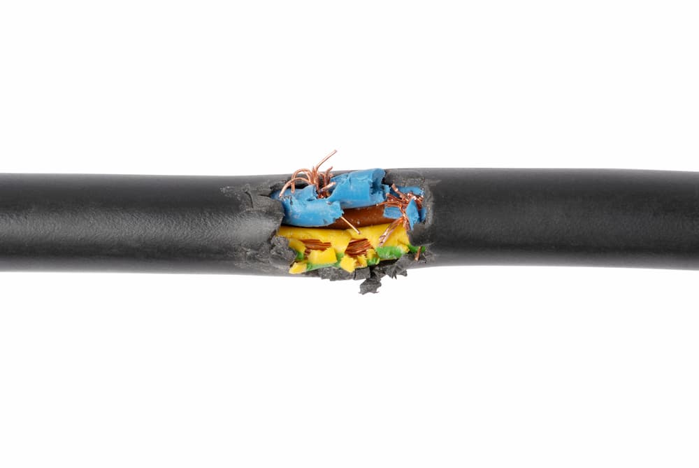 Überprüfen Sie, ob alle Kabel ordnungsgemäß angeschlossen sind.
Stellen Sie sicher, dass keine Kabel beschädigt sind.
