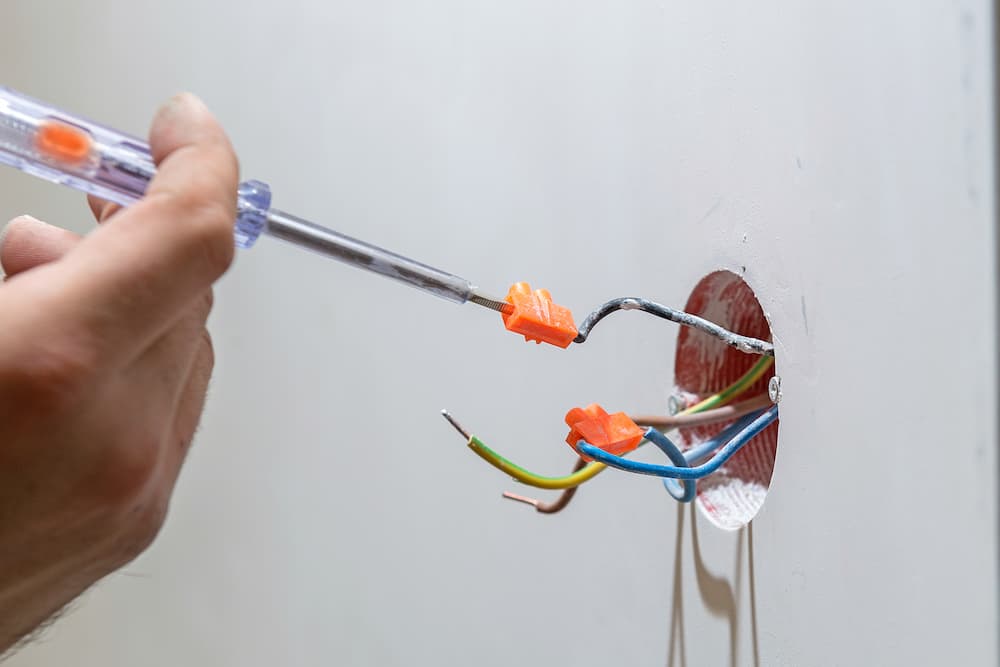 Überprüfen Sie, ob das richtige Kabel verwendet wird Überprüfen Sie, ob das Kabel richtig angeschlossen ist