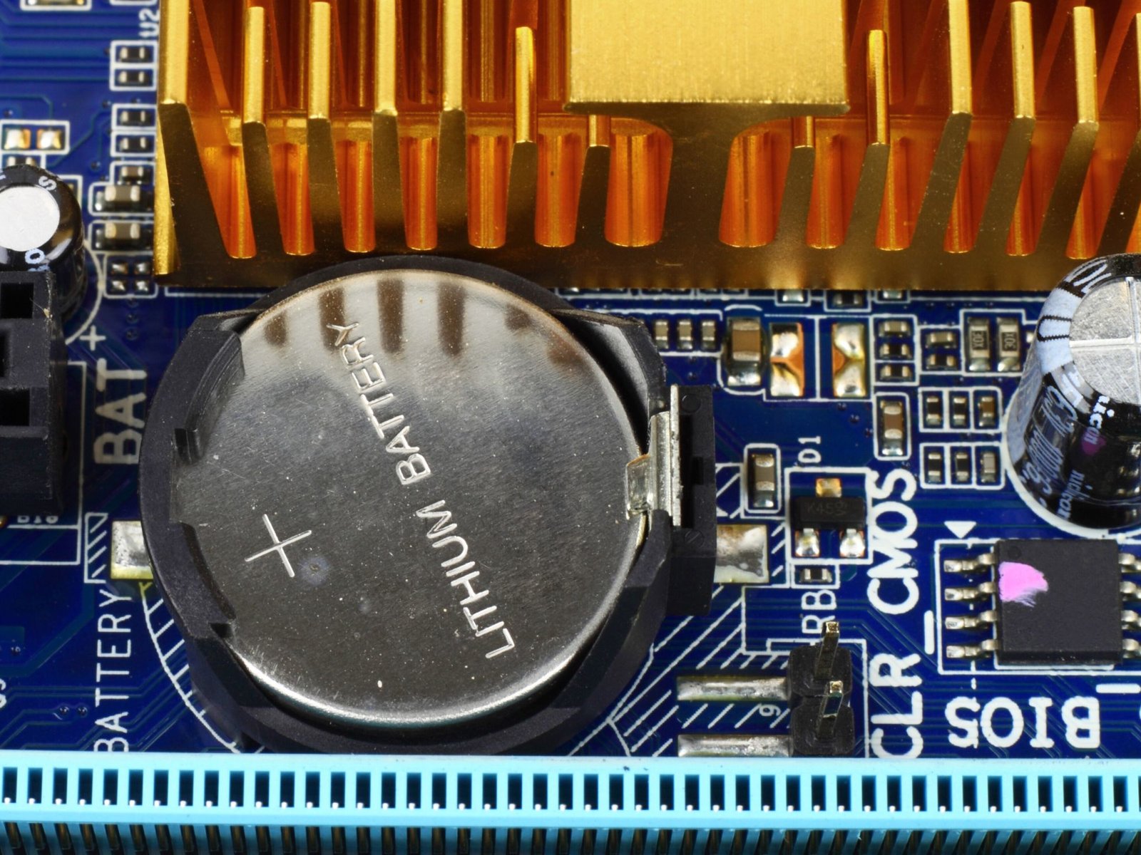 Überprüfung der Treiber für Grafikkarte und Bildschirm
Prüfung des BIOS und der CMOS-Batterie